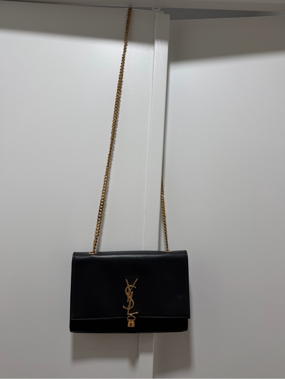 Medium crossbody grained black and gold bag